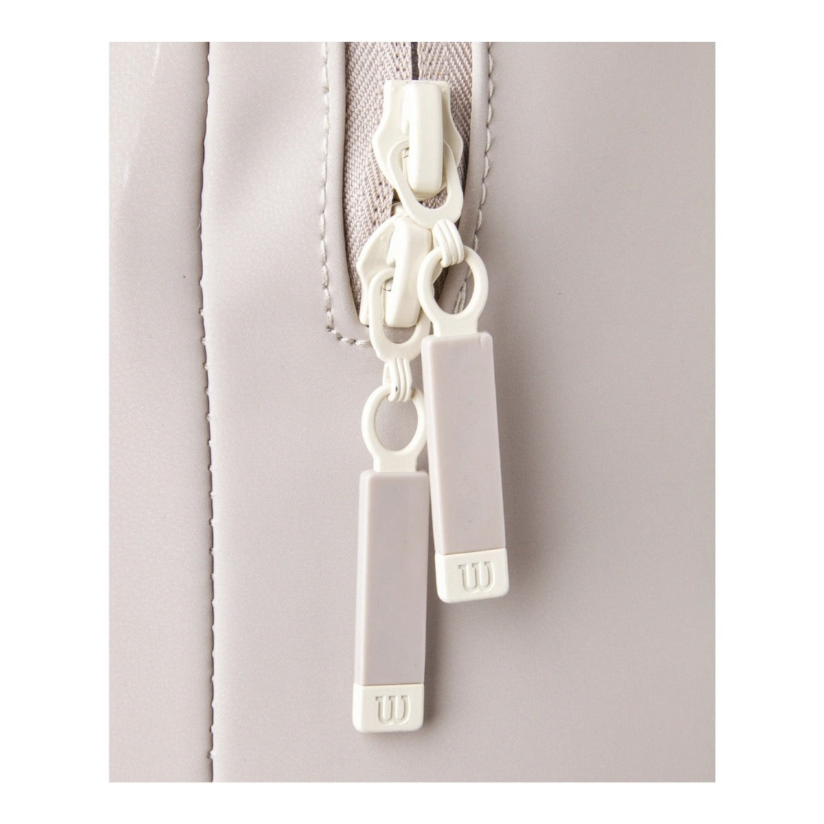 Detalle de cremallera con tiradores personalizados en mochila Radach Sports Wilson Roland-Garros 2025 color beige