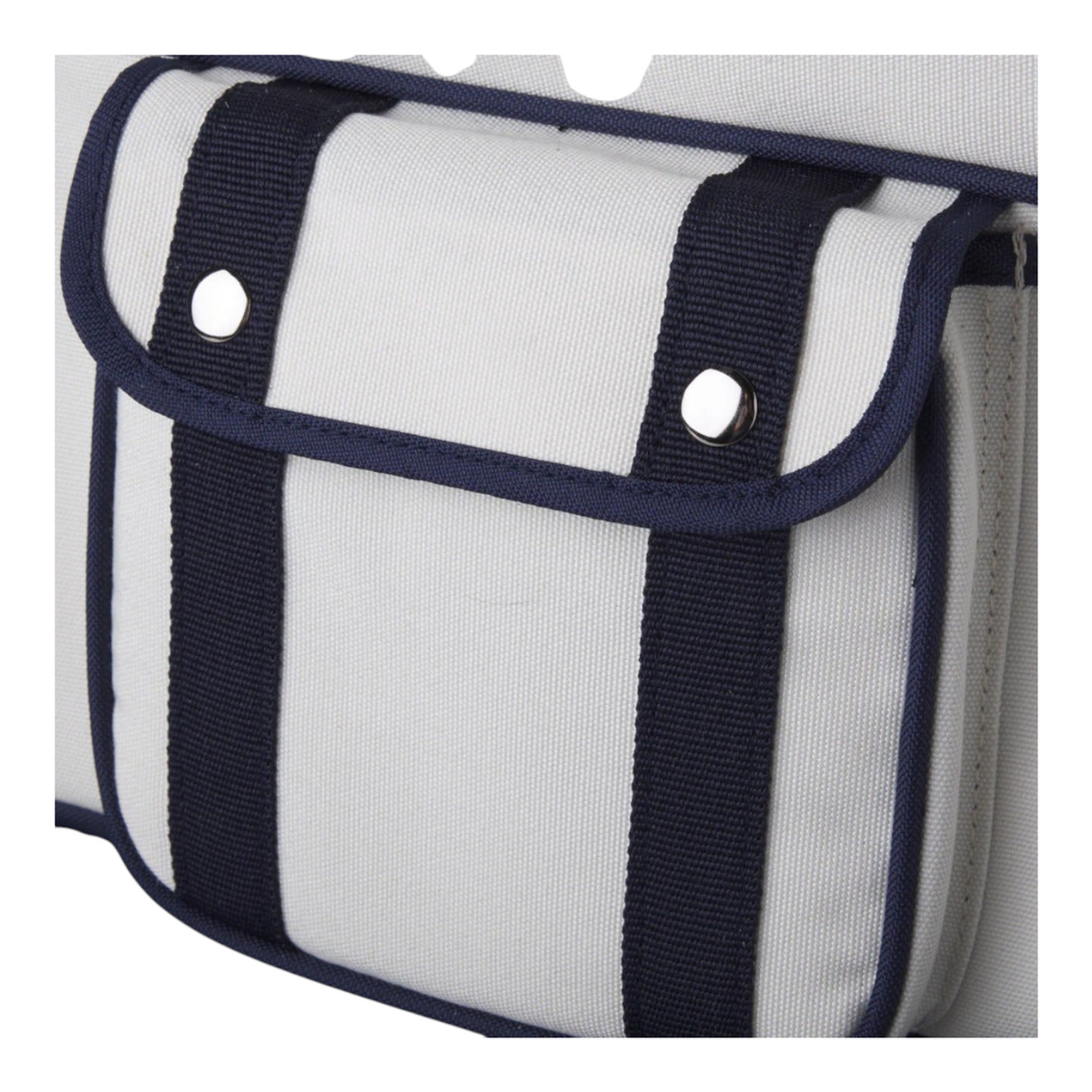 Detalle del bolsillo frontal de la mochila Radach Sports Wilson Heritage 1914 en color blanco con bordes azul marino