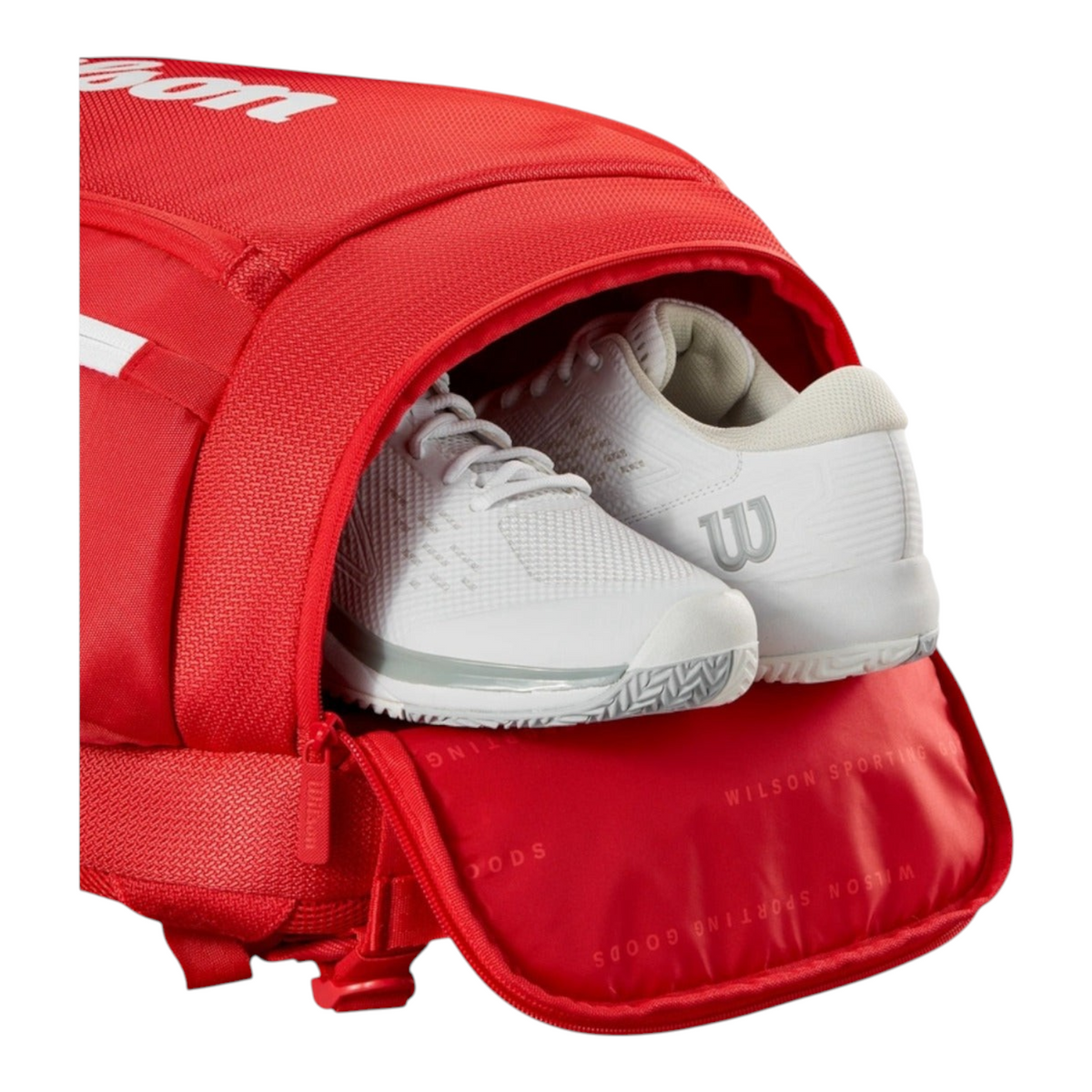 Mochila Radach Sports Wilson Super Tour roja con compartimento ventilado abierto mostrando zapatillas de tenis blancas