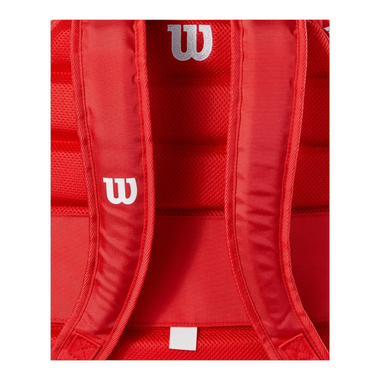Detalle de las correas acolchadas y panel trasero de la mochila Radach Sports Wilson Super Tour roja para tenis