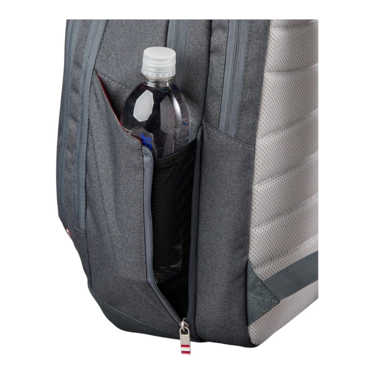 Detalle del bolsillo lateral de malla en la mochila Radach Sports Wilson Tour negra con botella de agua
