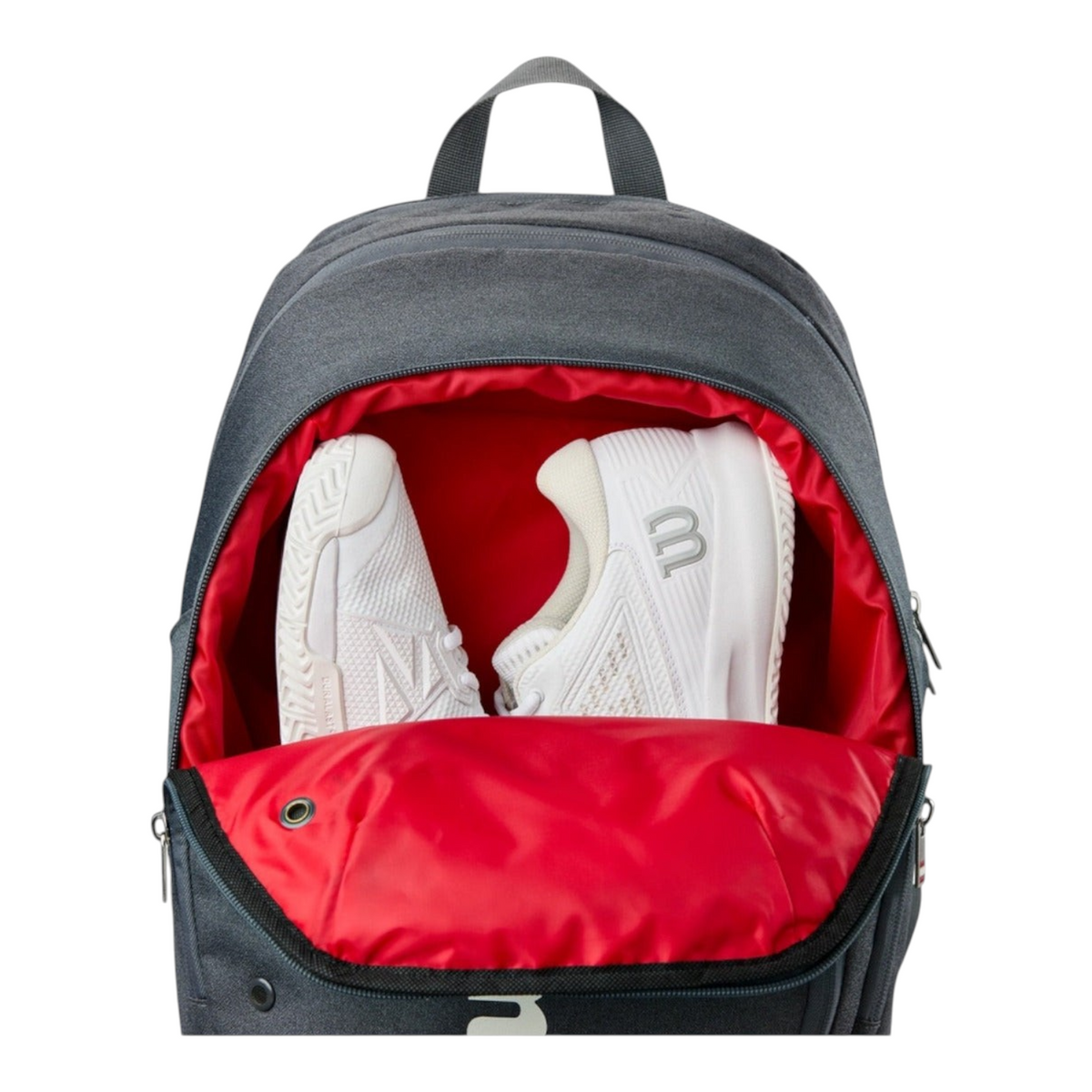 Mochila Radach Sports Wilson Tour negra con interior rojo y zapatillas de tenis blancas en el compartimento principal
