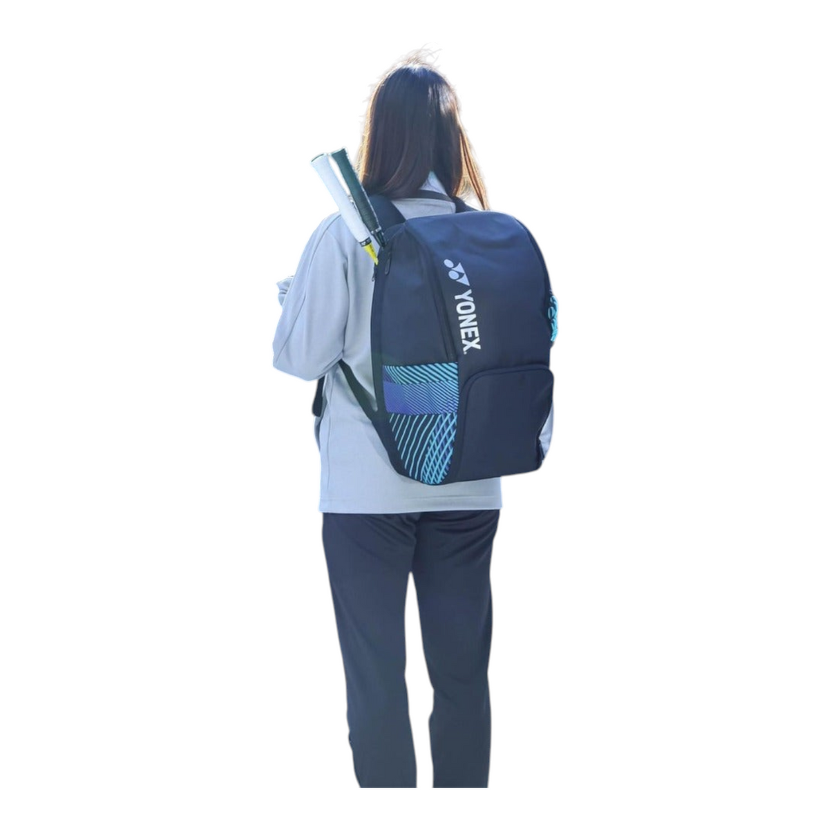 Radach Sports mochila Yonex Pro negra con detalles azules y plateados, cargada con raquetas en la espalda