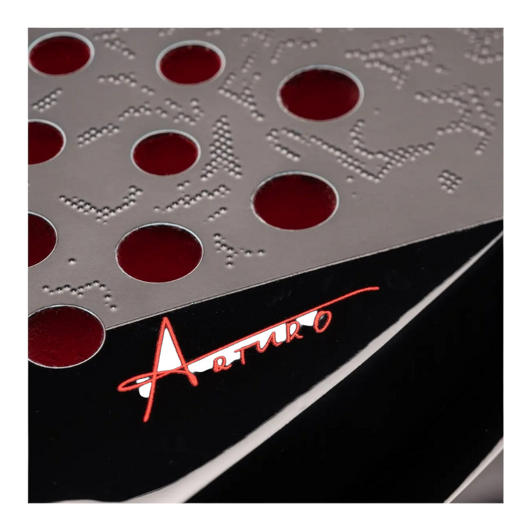 Detalle de la pala de pádel Radach Sports Head Coello Pro 2025 en negro y rojo con firma de Arturo