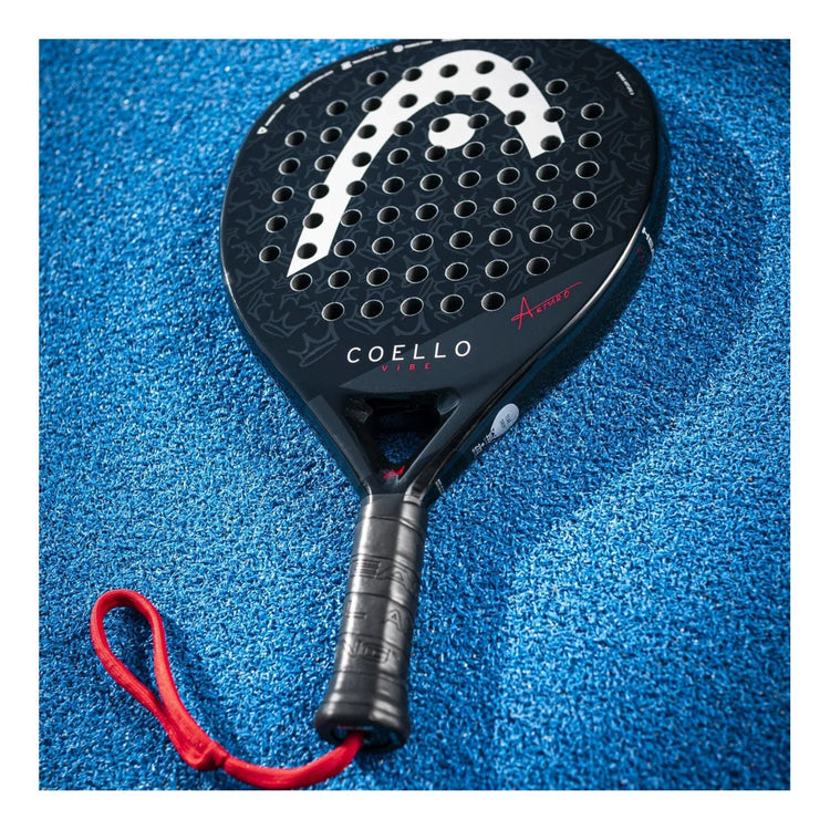 Pala de pádel Radach Sports Head Arturo Coello Vibe 2025 negra en forma de lágrima con detalles de firma y corona
