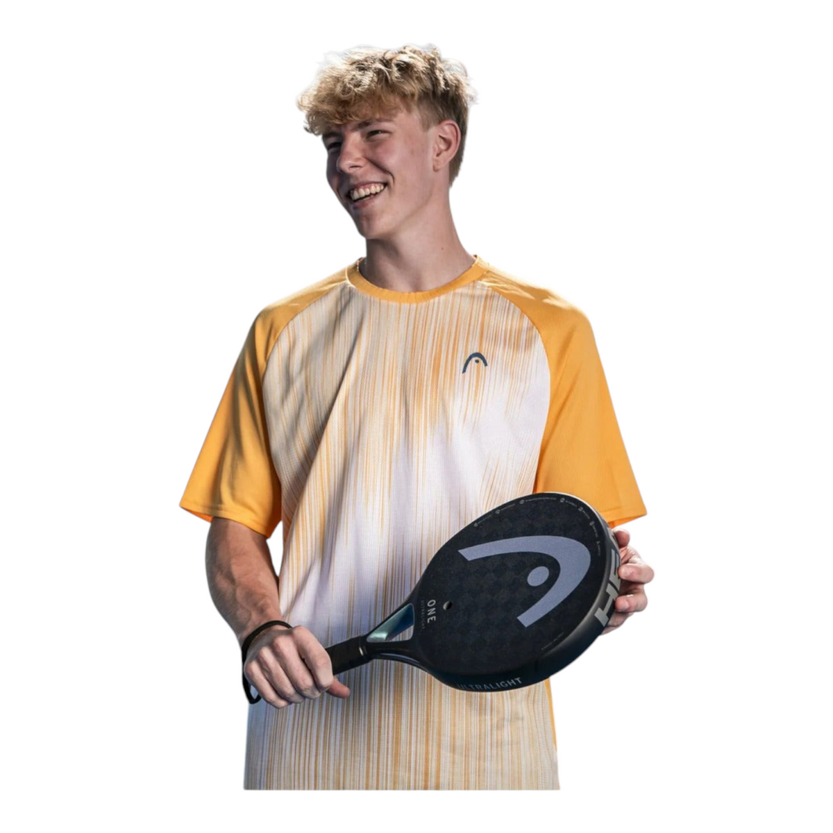 Jugador sonriente con pala de pádel Radach Sports Head One Ultralight negra de 300g y camiseta técnica naranja