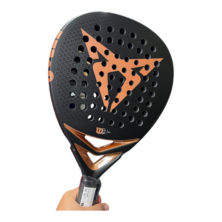 Pala de pádel Radach Sports Wilson Cupra V2 Bela con forma de diamante, cara de carbono 3K y detalles en color cobre.