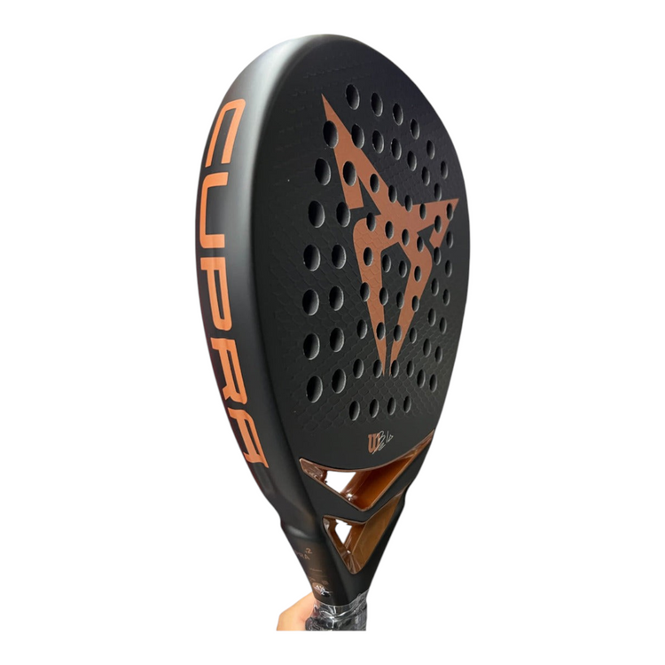 Pala de pádel Radach Sports Wilson Cupra V2 en forma de diamante, color negro con detalles en cobre y cara de carbono.