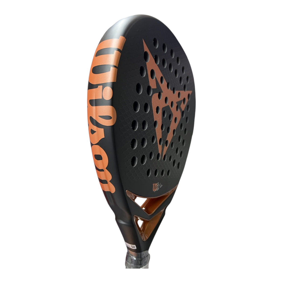 Pala de pádel Radach Sports Wilson Cupra V2 de fibra de carbono negra con detalles en cobre y forma de diamante.