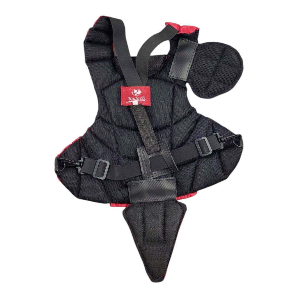 Peto de catcher infantil Radach Sports en color rojo y negro con correas ajustables y protección acolchada