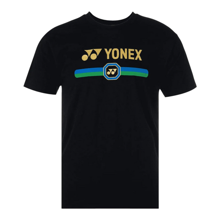 Playera Radach Sports Yonex negra de algodón con gráfico frontal en dorado, azul y verde, cuello redondo y manga corta.