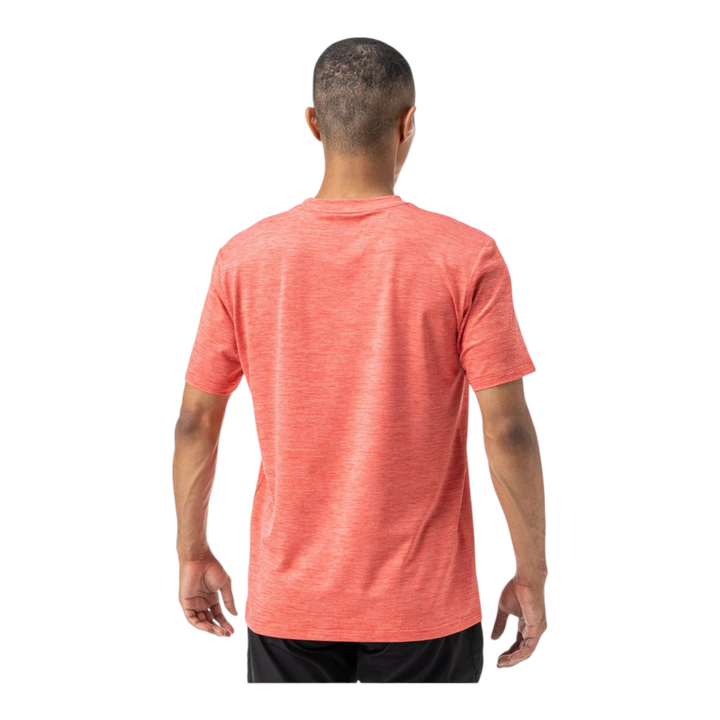 Vista trasera de la playera Radach Sports Yonex Tour Elite color rosa geranio con tejido técnico ligero y transpirable