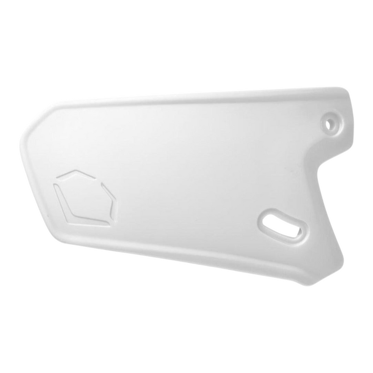 Protector facial Radach Sports para casco de bateo XVT en color blanco mate con diseño ergonómico de plástico ABS.
