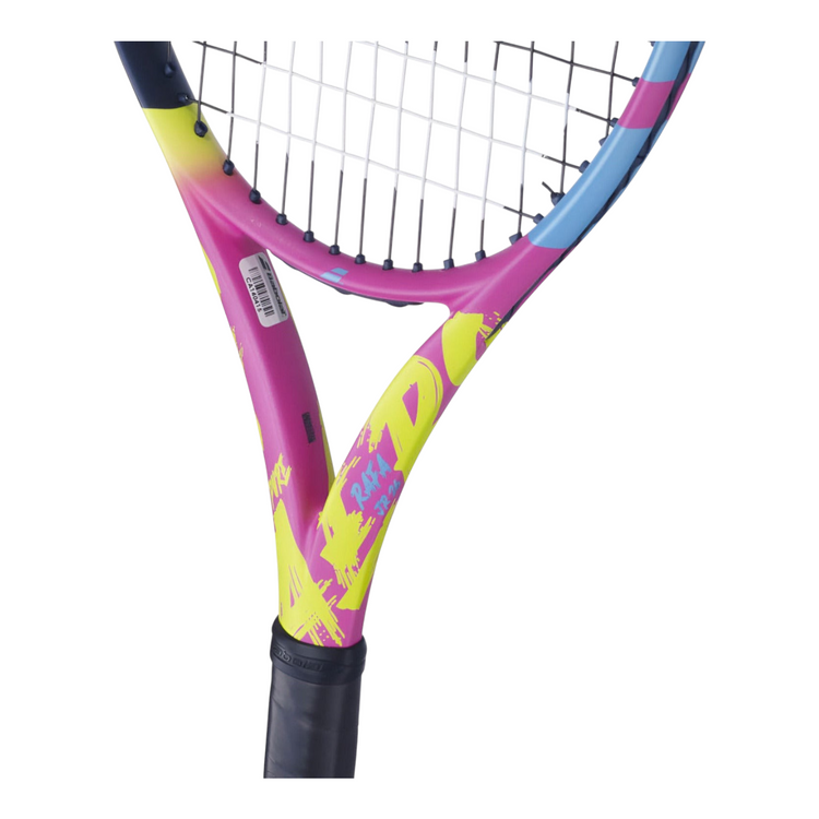 Raqueta de tenis Babolat Pure Aero Rafa Junior 26 de Radach Sports con diseño colorido en rosa, amarillo y azul