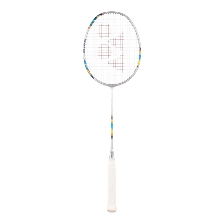 Raqueta de bádminton Radach Sports Yonex Nanoflare 700 Game en color plata con detalles coloridos en el marco