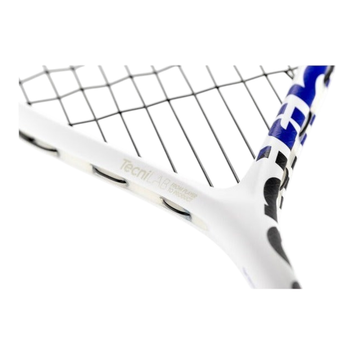Detalle del marco blanco y azul de la raqueta de squash Radach Sports Tecnifibre Carboflex 135 X-top con cuerdas negras