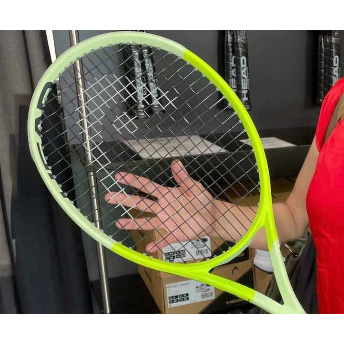 Raqueta de tenis Head Extreme Pro 2024 color amarillo neón con encordado profesional en tienda Radach Sports