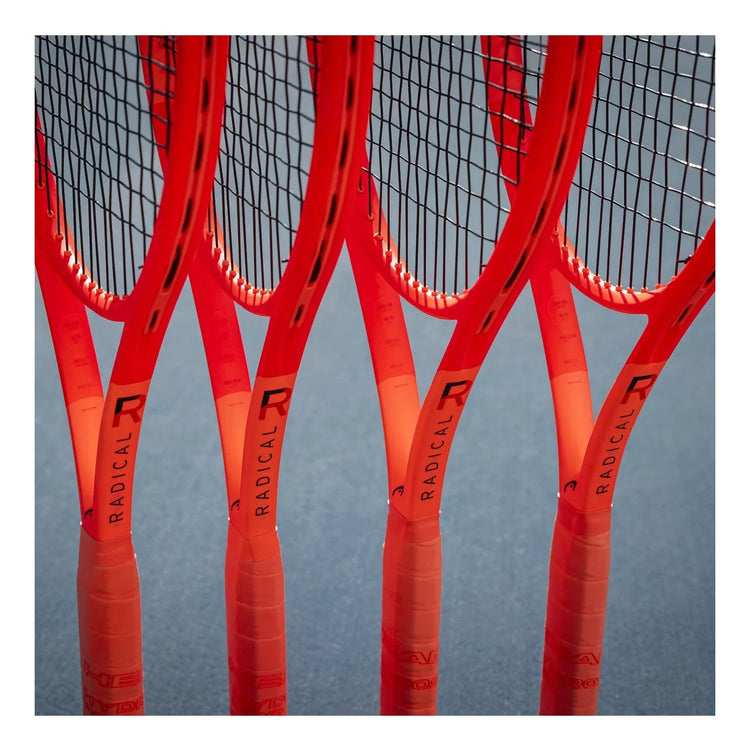 Cuatro raquetas de tenis Radach Sports Head Radical Pro 2025 de color rojo brillante con diseño asimétrico