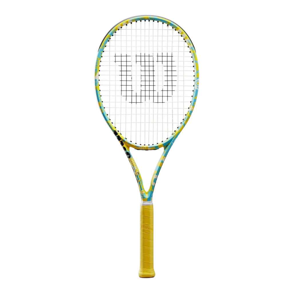 Raqueta de tenis Wilson Minions Clash 100 V2 de Radach Sports con diseño multicolor y empuñadura amarilla