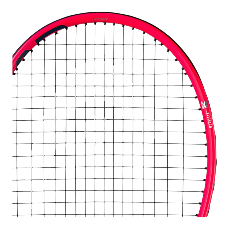 Detalle del marco rojo de la raqueta de tenis Radach Sports Head Attitude Comp con encordado profesional