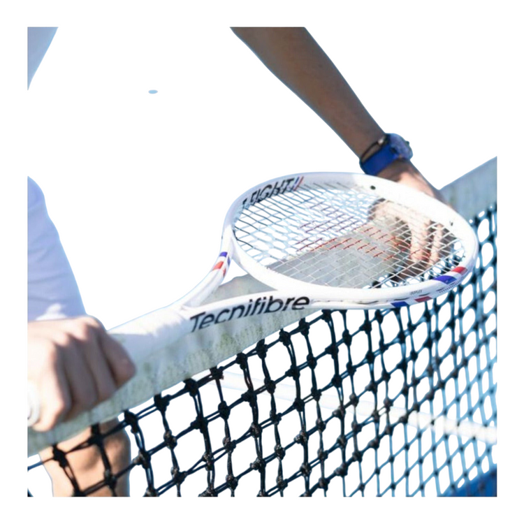 Raqueta de tenis Tecnifibre T-Fight 270g blanca con detalles tricolores en Radach Sports, apoyada sobre una red.