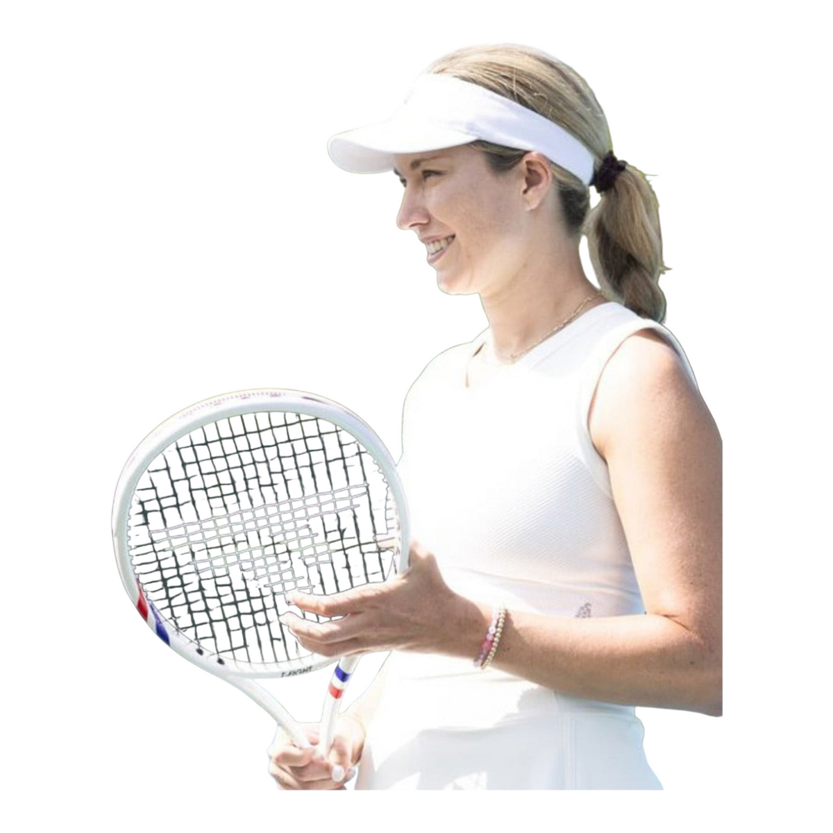 Jugadora de tenis con visera blanca sosteniendo una raqueta Tecnifibre T-Fight 270g blanca con detalles tricolores