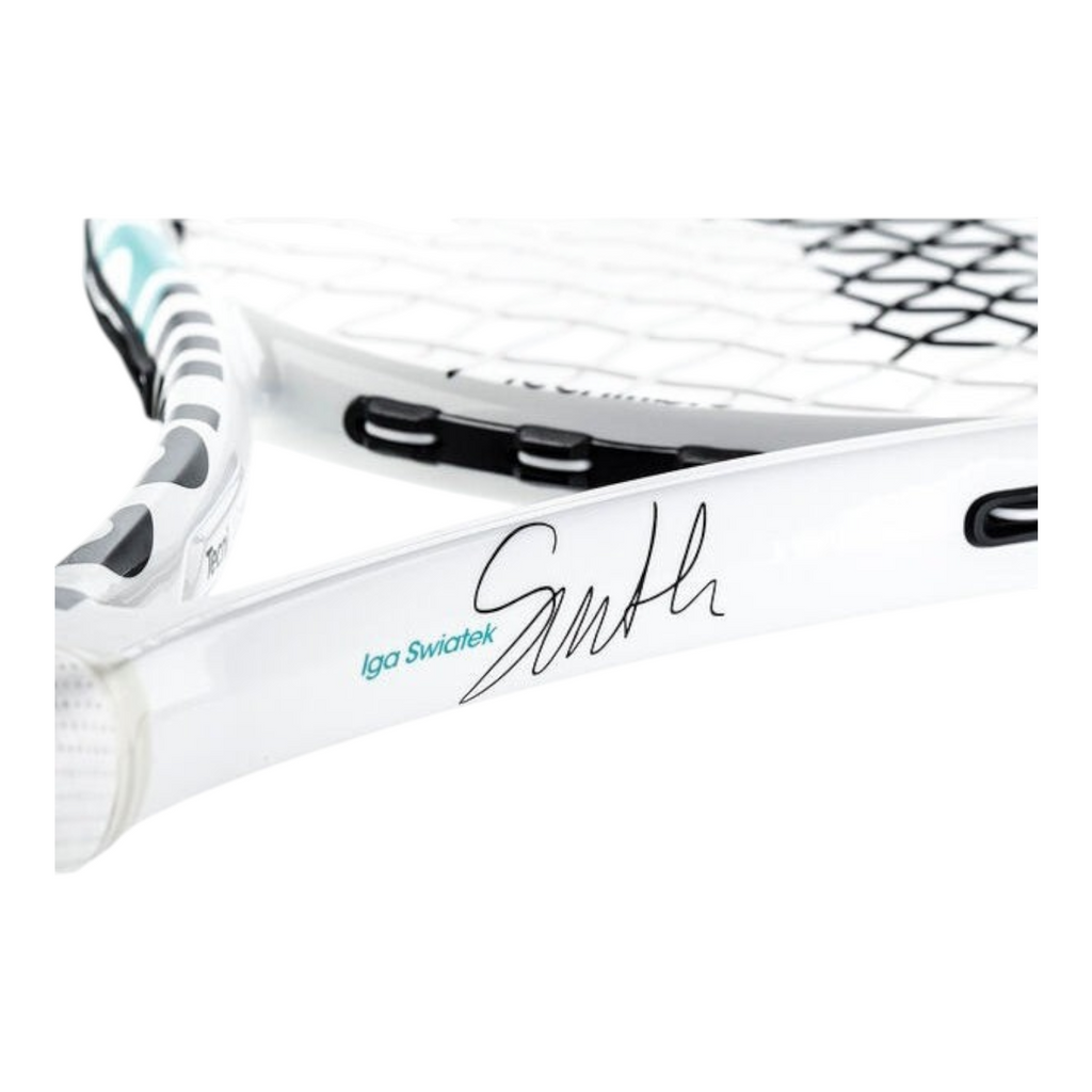 Raqueta de tenis Radach Sports Tecnifibre Tempo 298 Iga Swiatek con firma detallada en marco blanco