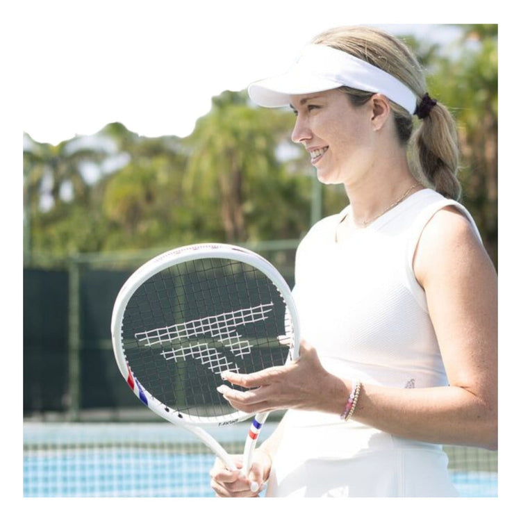 Jugadora de tenis con raqueta blanca Tecnifibre T-Fight 255g en pista, ofrecida por Radach Sports