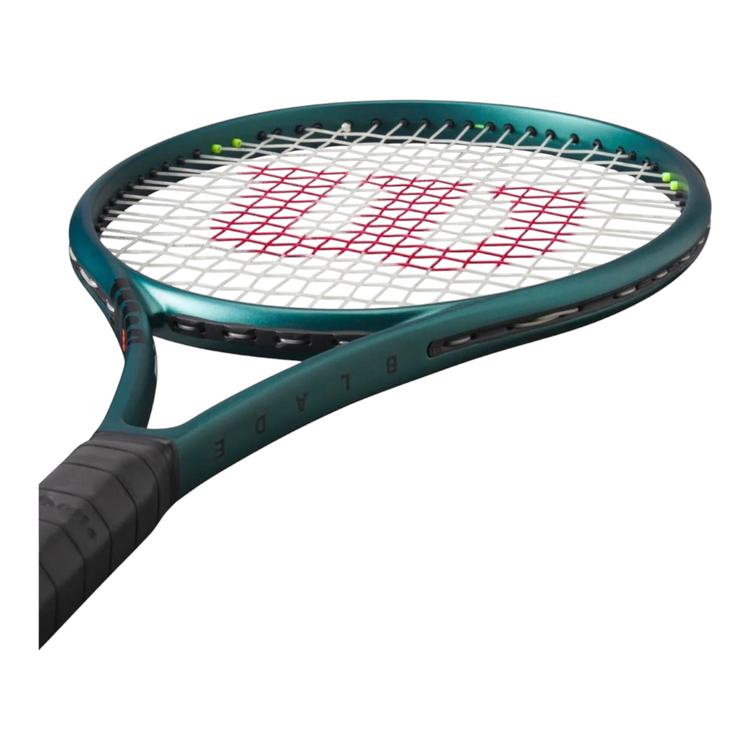 Raqueta de tenis Radach Sports Wilson Blade 100 V9 en color verde esmeralda mate con detalles en naranja
