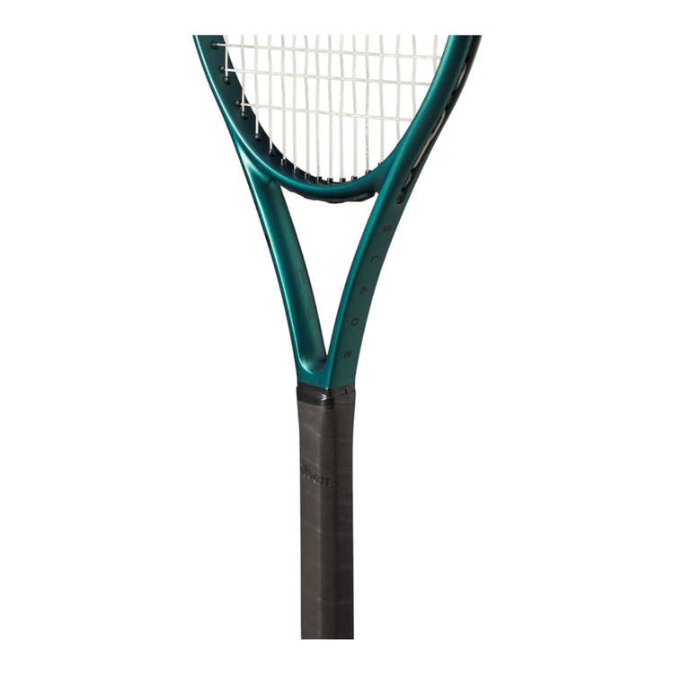 Raqueta de tenis junior Wilson Blade 26 V9 de Radach Sports en color verde esmeralda con encordado de fábrica