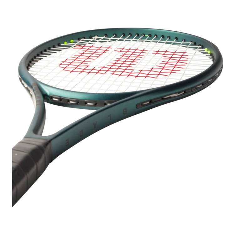 Raqueta de tenis Radach Sports Wilson Blade 100L V9 en color verde esmeralda mate con logo Wilson en las cuerdas