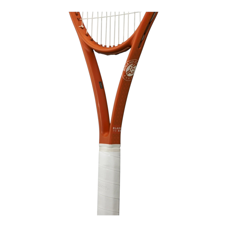 Raqueta de tenis Radach Sports Wilson Blade 98 V9 Roland Garros 2025 con marco naranja y grip blanco