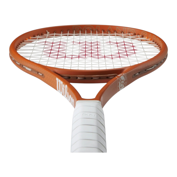 Raqueta de tenis Radach Sports Wilson Blade 98 V9 Roland Garros 2025 con marco naranja y grip blanco