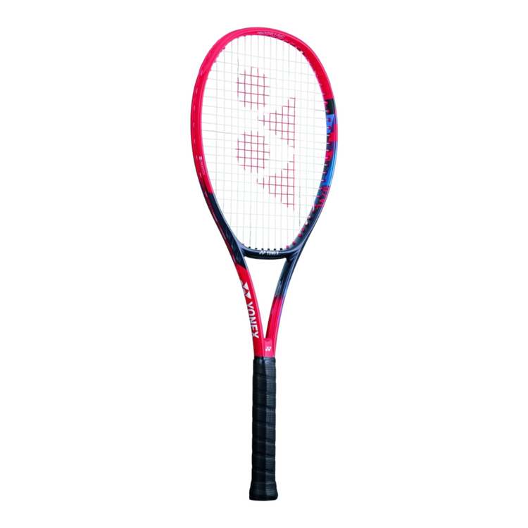 Raqueta de tenis Radach Sports Yonex Vcore 95 2023 en color rojo escarlata con acabado mate y detalles en azul