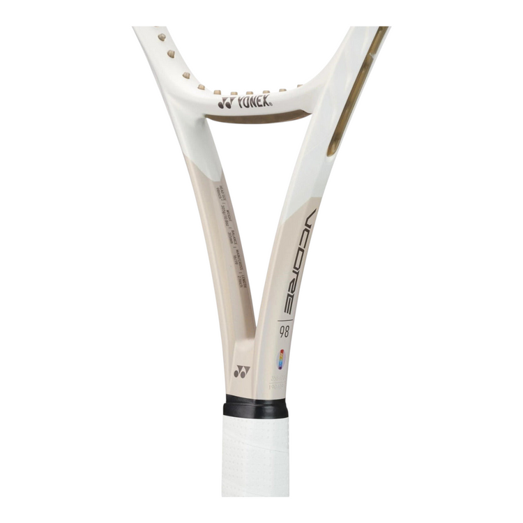 Raqueta de tenis Radach Sports Yonex Vcore 98 en color beige arena con diseño aerodinámico y marco isométrico