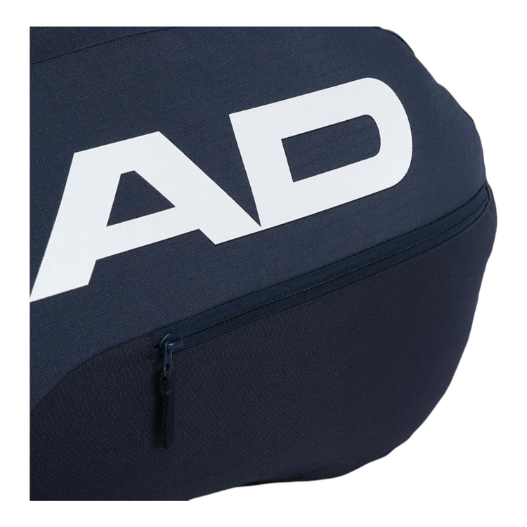 Detalle del raquetero Radach Sports Head Base M en color azul marino con logo blanco y bolsillo con cremallera