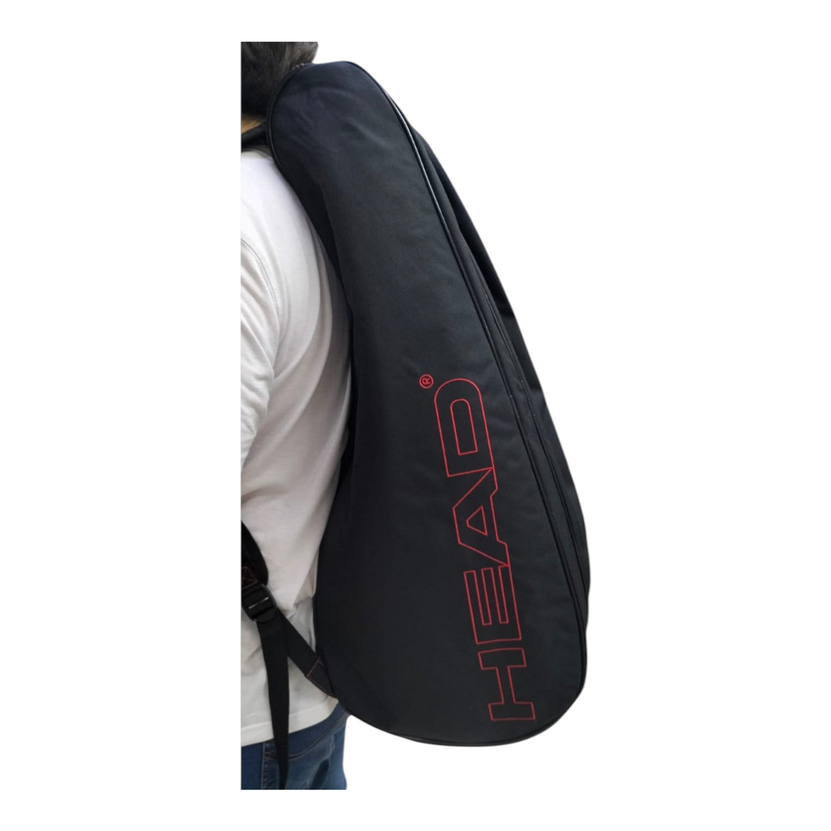 Raquetero Head Tour M 6r color negro con logo rojo, llevado al hombro por un jugador en Radach Sports