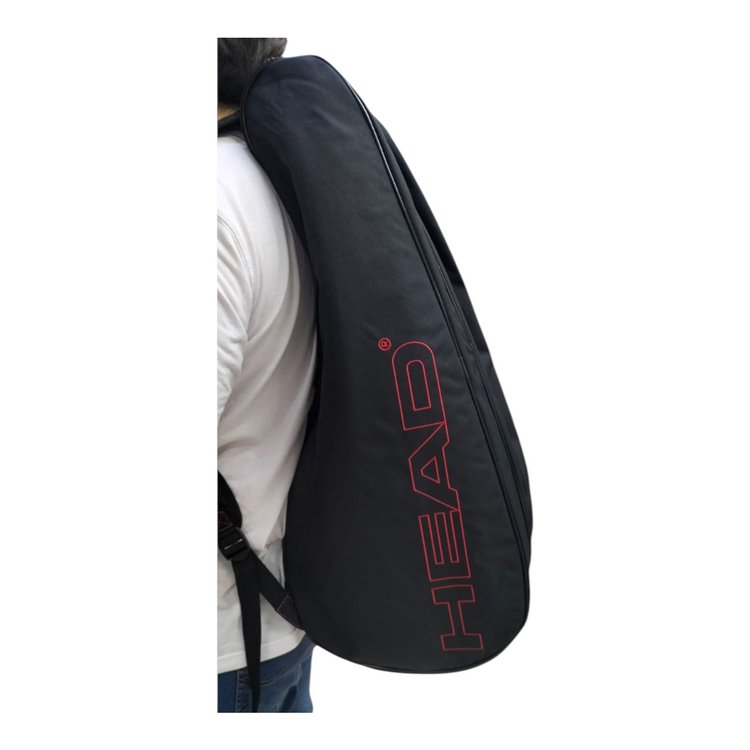Raquetero Head Tour M 6r color negro con logo rojo, llevado al hombro por un jugador en Radach Sports