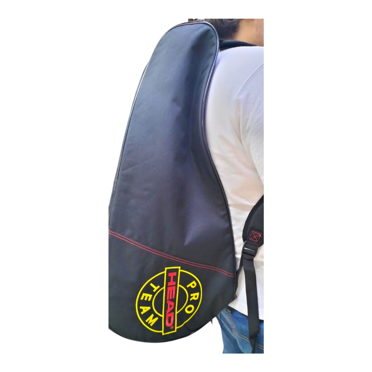 Raquetero Head Tour M color negro con logo Pro Team en Radach Sports, cargado al hombro por un jugador