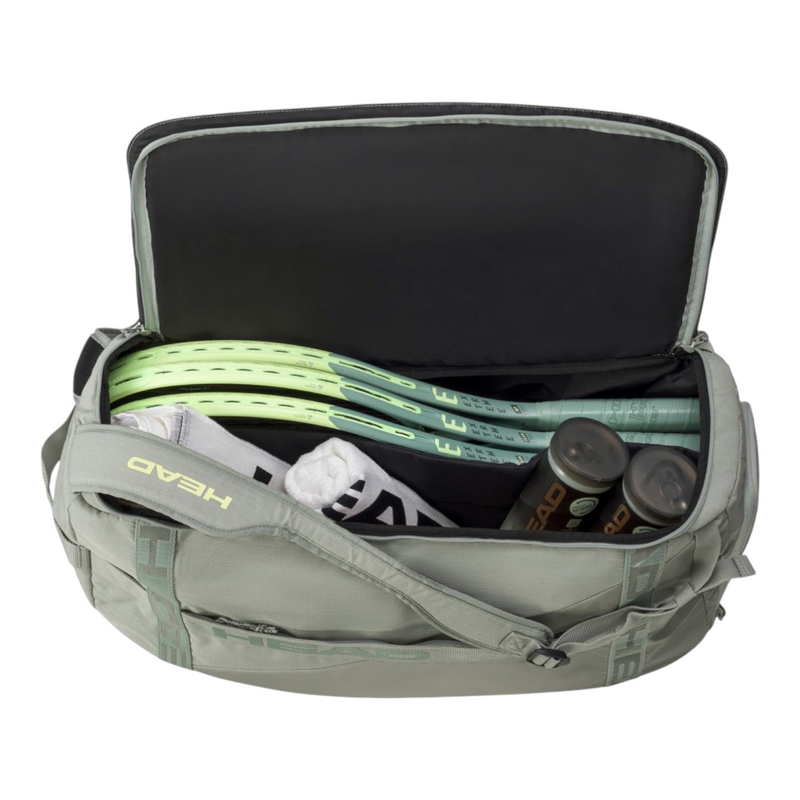 Raquetero Radach Sports Head Pro Duffle Bag M LNLL en color verde con raquetas y accesorios de tenis en su interior