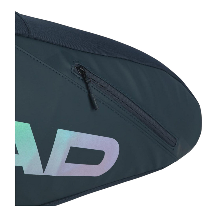 Detalle del raquetero Radach Sports Head Tour L en color azul marino con logo iridiscente y bolsillo con cremallera