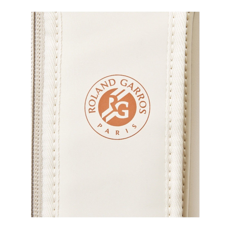 Detalle del logo oficial de Roland Garros en color terracota sobre fondo crema en raquetero Radach Sports Wilson