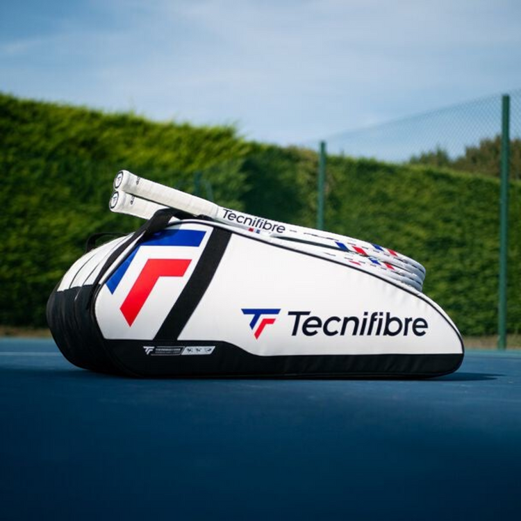 Raquetero Radach Sports Tecnifibre Tour Endurance 12R blanco con detalles en azul y rojo sobre pista de tenis