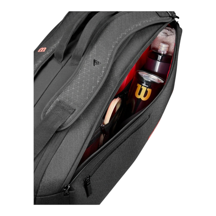 Raquetero Radach Sports Wilson Clash V3 6pk negro con detalles en rojo, compartimento lateral abierto con accesorios