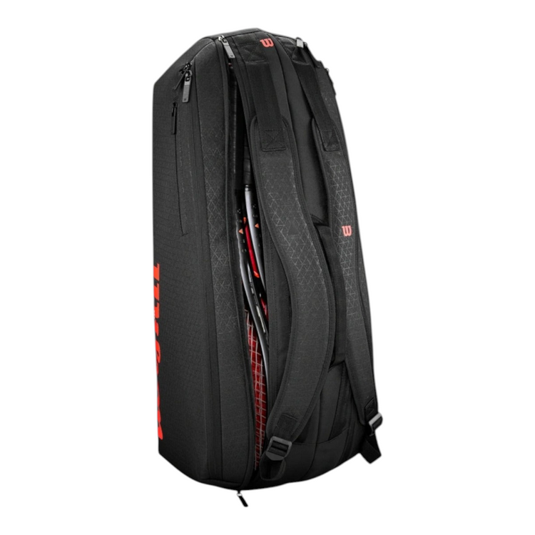 Raquetero Radach Sports Wilson Clash V3 6pk negro con detalles rojos, correas ajustables y compartimentos para raquetas