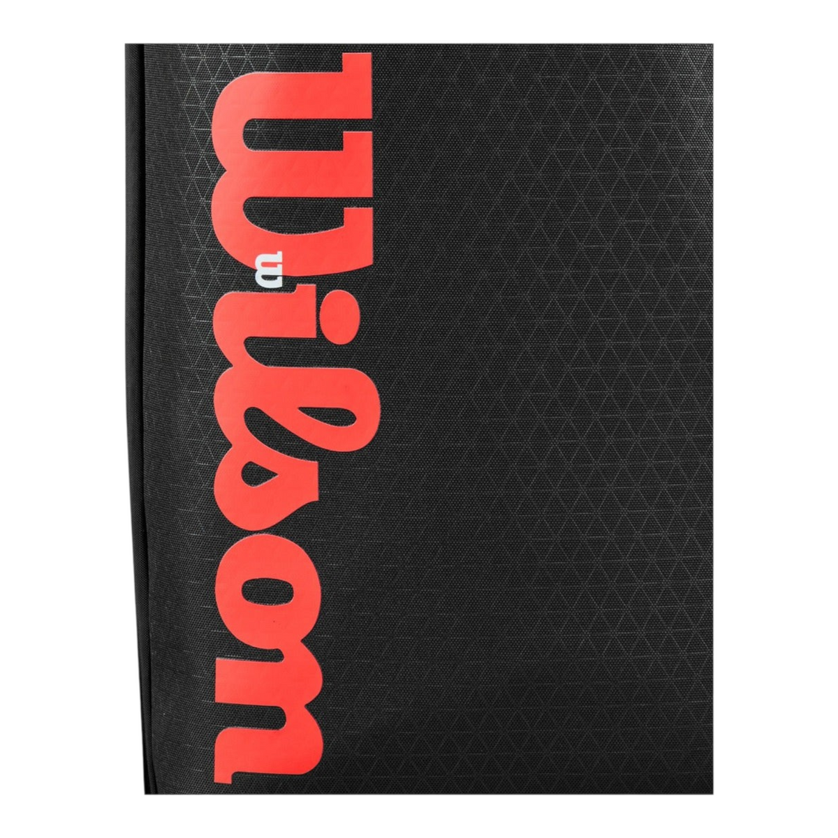 Detalle del logo Wilson en color rojo sobre fondo negro texturizado del raquetero Radach Sports Clash V3