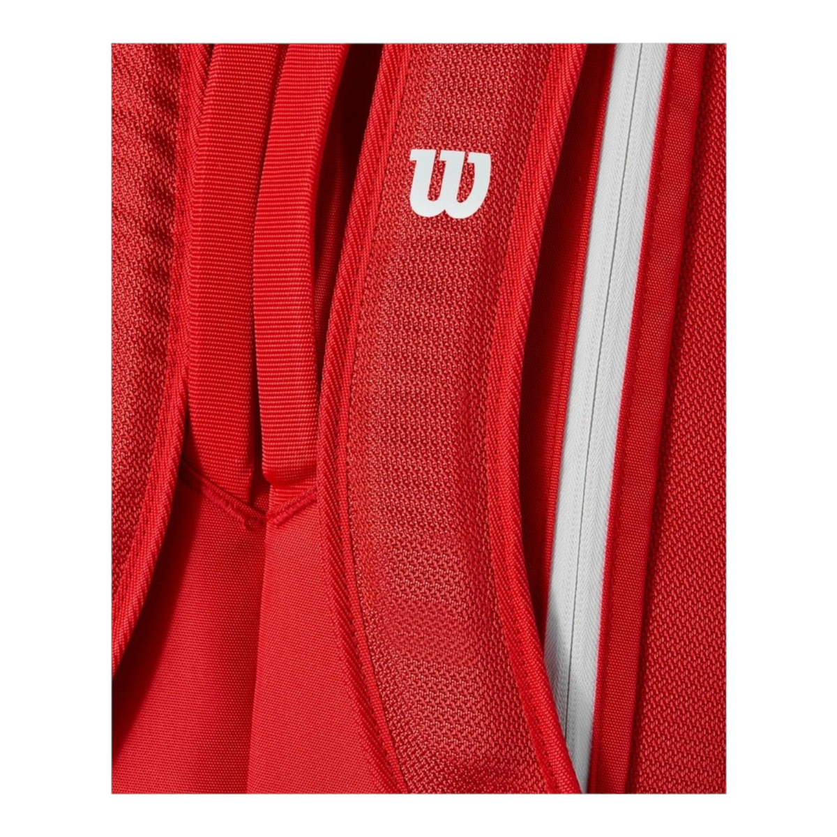 Detalle de las correas acolchadas rojas de la mochila Radach Sports Wilson Super Tour con el logo de la marca