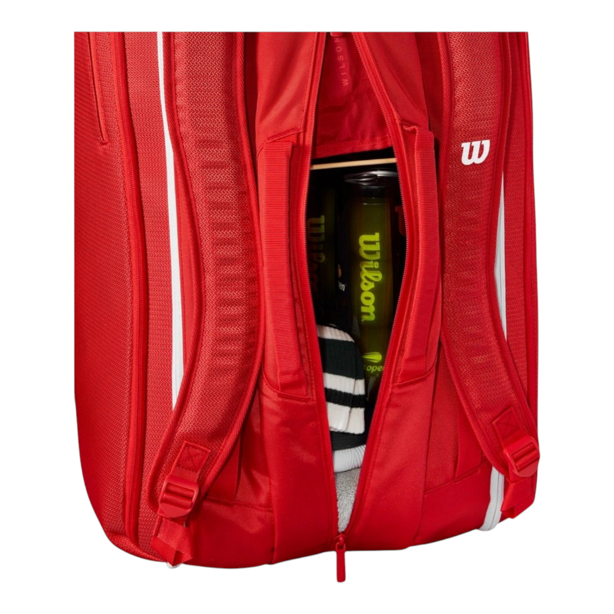 Detalle del compartimento ventilado de la bolsa Radach Sports Wilson Super Tour roja con correas acolchadas