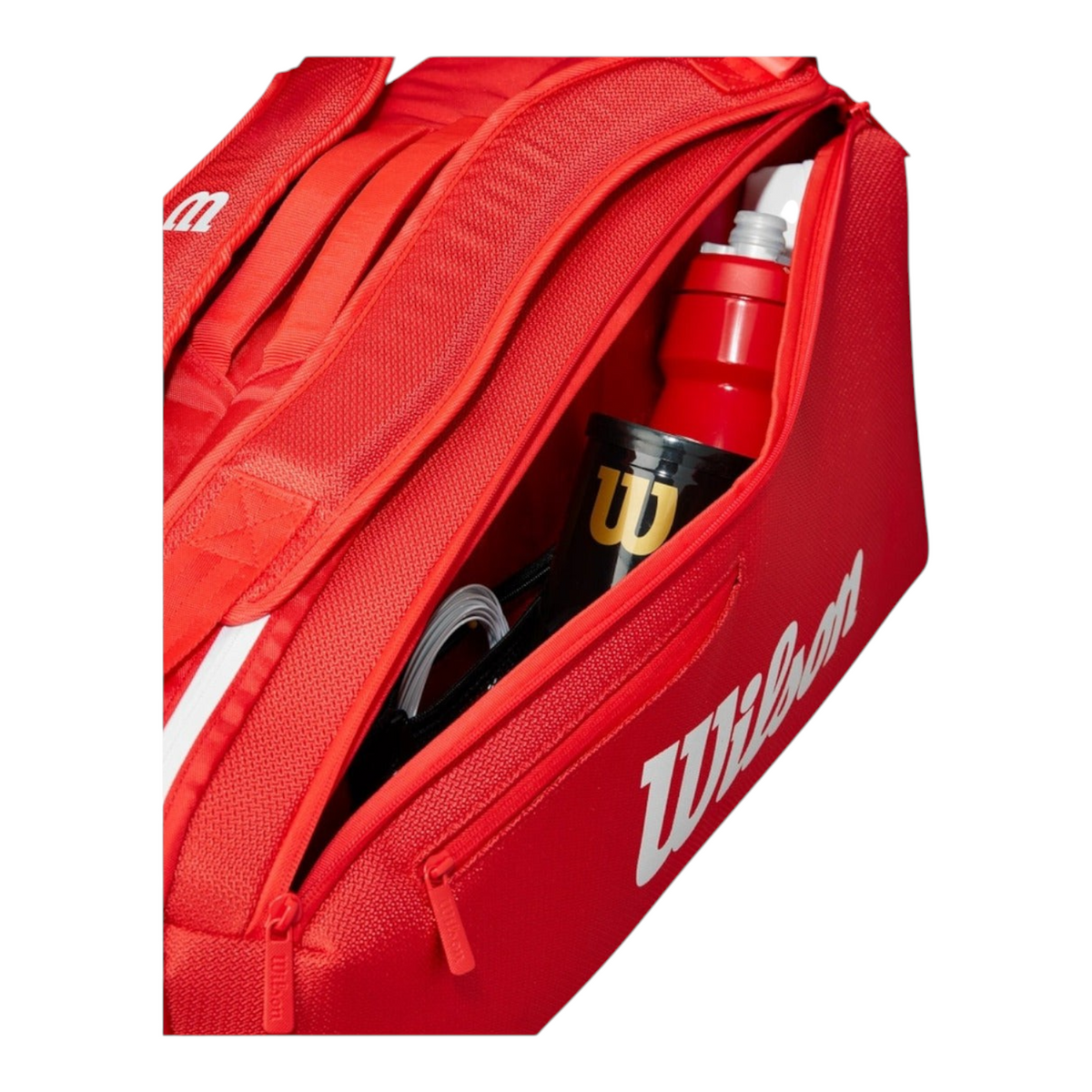 Raquetero Radach Sports Wilson Super Tour rojo con compartimento lateral abierto y accesorios de tenis en el interior