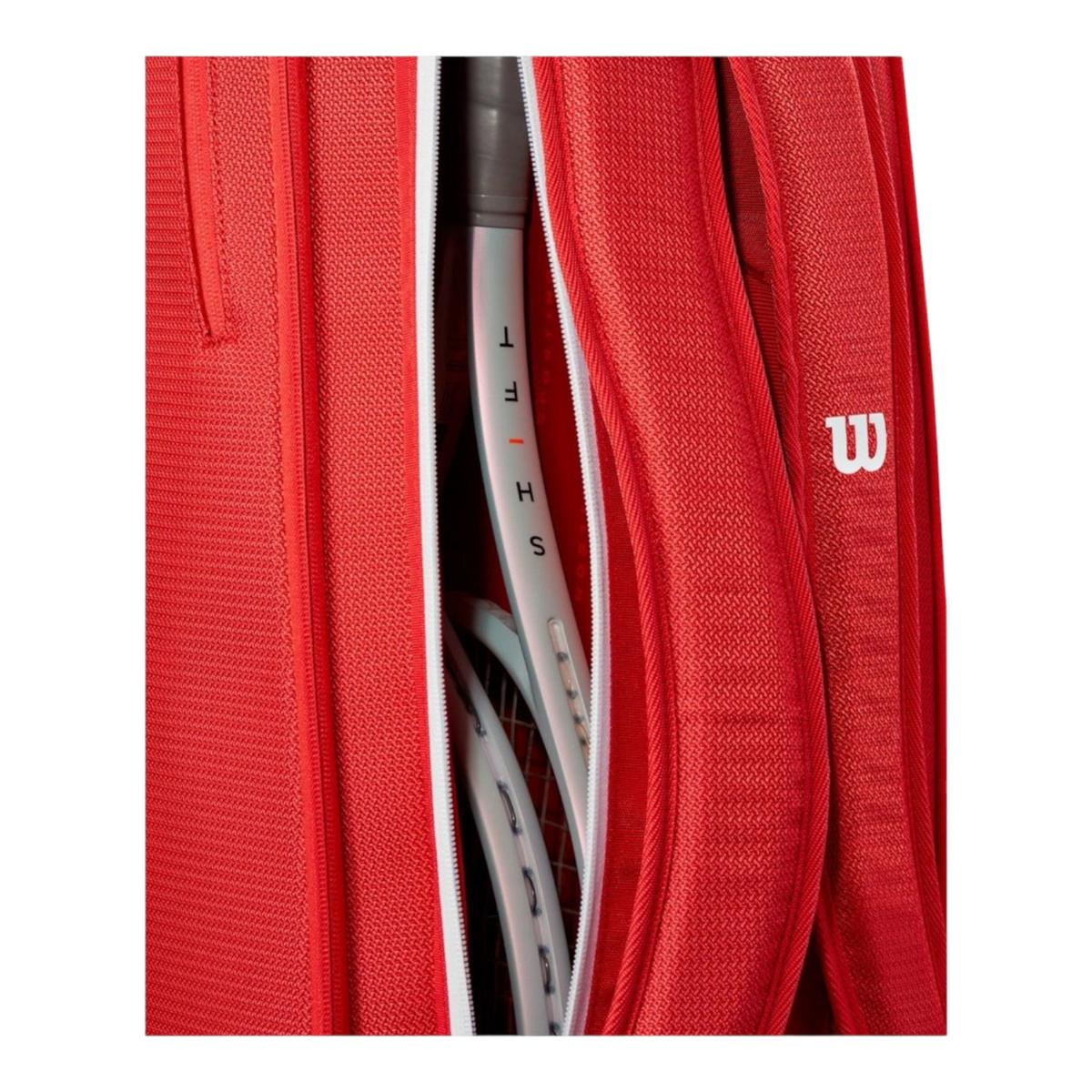 Detalle de raquetero Radach Sports Wilson Super Tour rojo con cremallera abierta mostrando raquetas de tenis